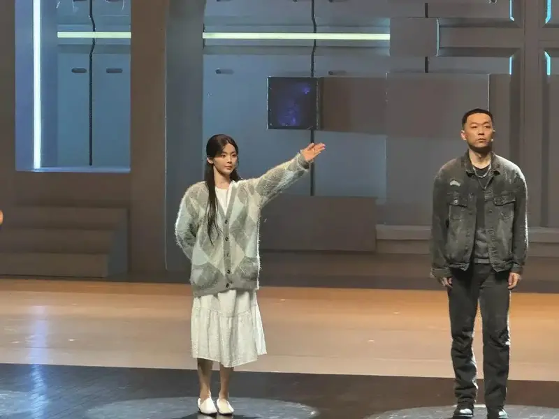 话剧《你好,疯子》杨超越北京首演