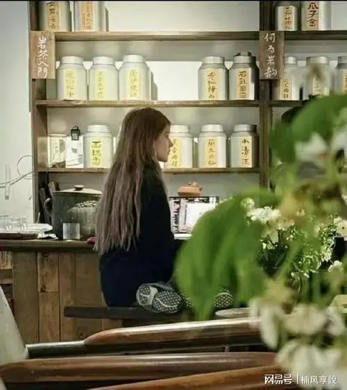 成都茶馆偶遇赵露思:茶香里的