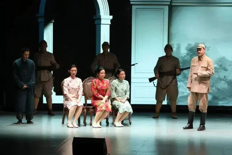 话剧《裁缝铺子》作为一部深刻反映东北地域特色与时代精神的力作,其