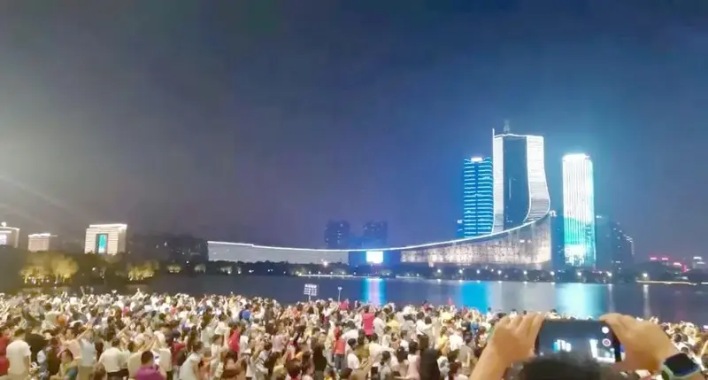 天鹅湖灯光秀国庆特别活动与安全指南