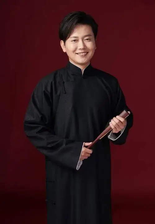 德云社高峰徒弟发文,晒大褂却被网友调侃,一柜子的工作服