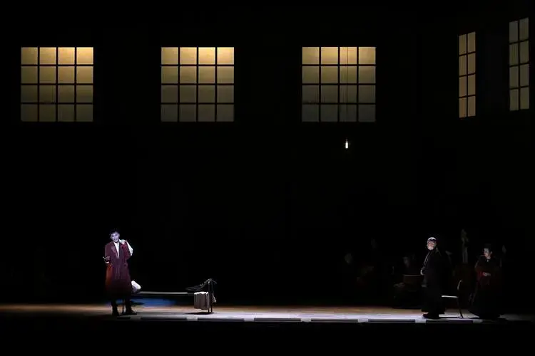 央华版话剧《悲惨世界》在南京上演