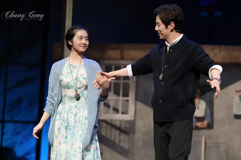 何炅与黄磊女儿黄多多出演话剧《水中之书》,何老师依旧很稳很帅,黄