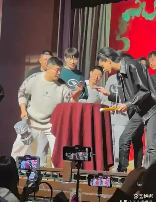 秦霄贤回到德云社七队小园子参加小封箱演出,引发全场观众的热烈反响.
