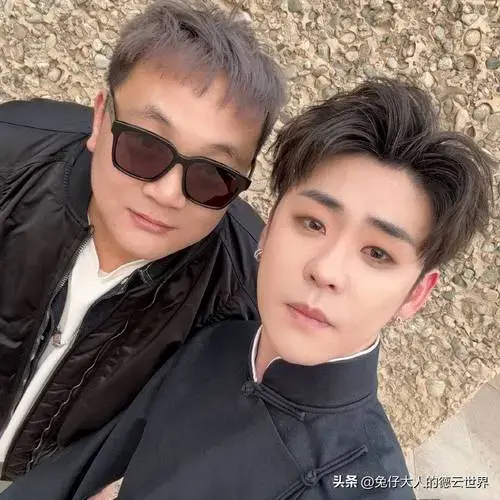 德云社张云雷沙漠拍摄, 定妆照曝光, 深夜发文引热议