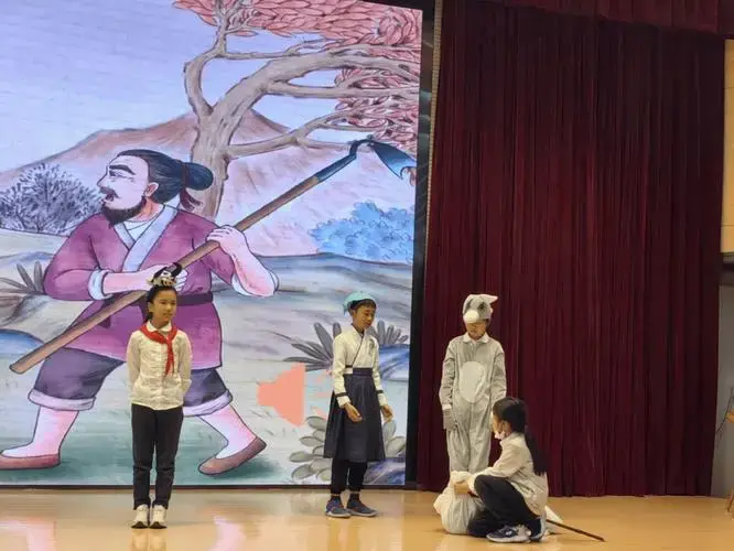 三3班的小演员们为我们带来了经典寓言故事《东郭先生与狼》,我们跟随