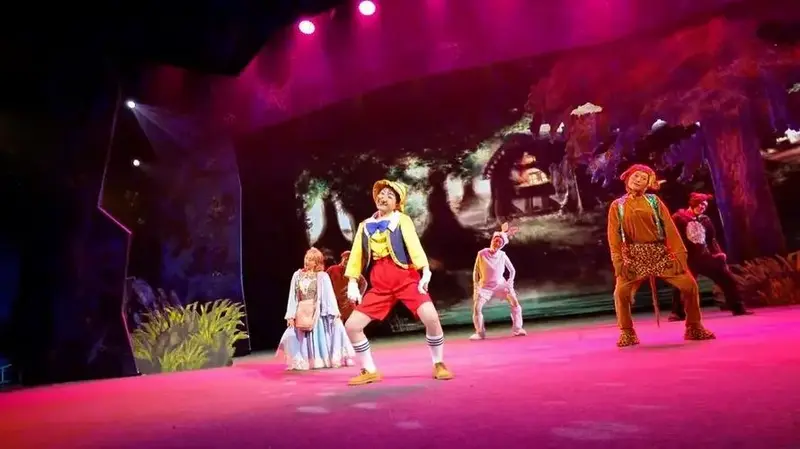 式的表演与沉浸式舞台设计,带领观众走进小木偶匹诺曹的奇幻冒险世界