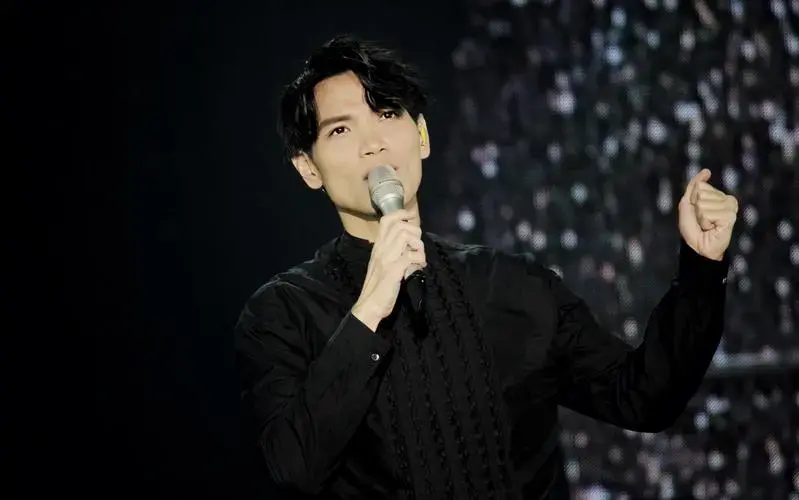 演唱会上,三位