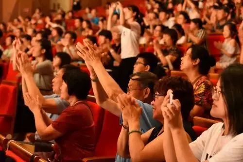 著名越剧演员方亚芬演绎经典越剧《祥林嫂》,观众直呼没看够