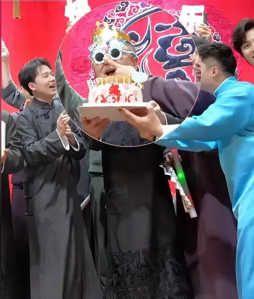 德云社为于谦庆生!郭麒麟送蛋糕,郭德纲站位引热议