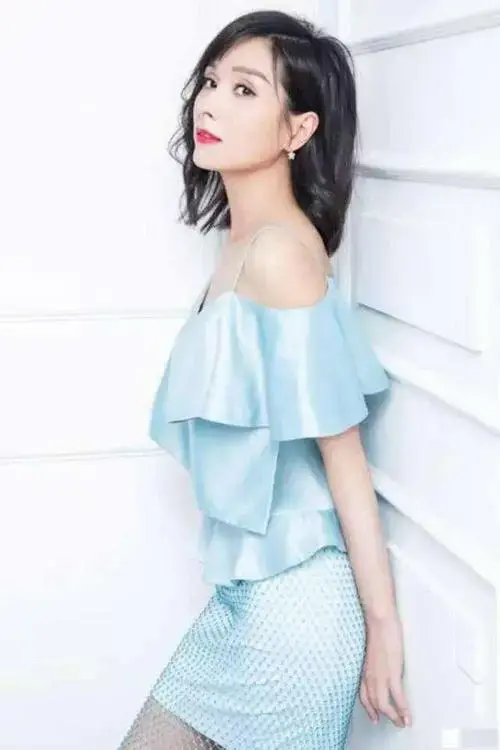杨钰莹算是女星中很显年轻的,可碰上44岁的她还是会颠覆你的想象