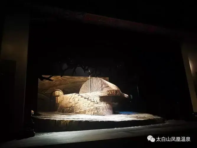 热烈祝贺大型话剧《平凡的世界》震撼首演!