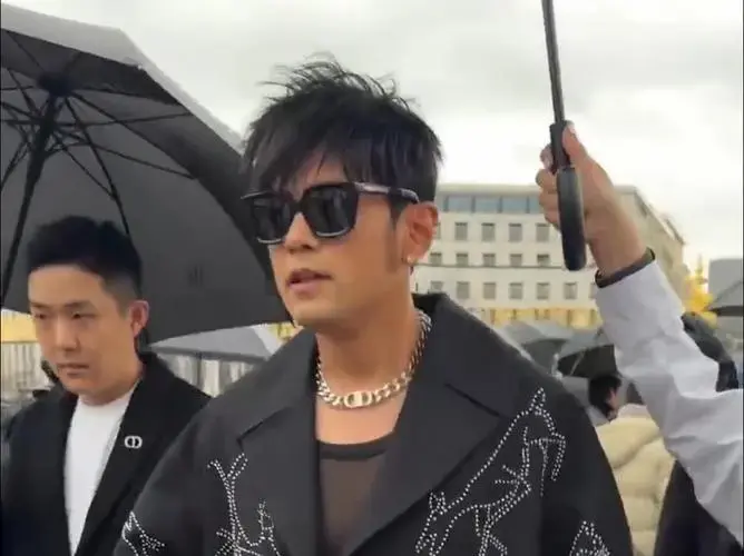 周杰伦】华语乐坛传奇周杰伦空降迪奥 2025 冬季男装秀,全程高能曝光!