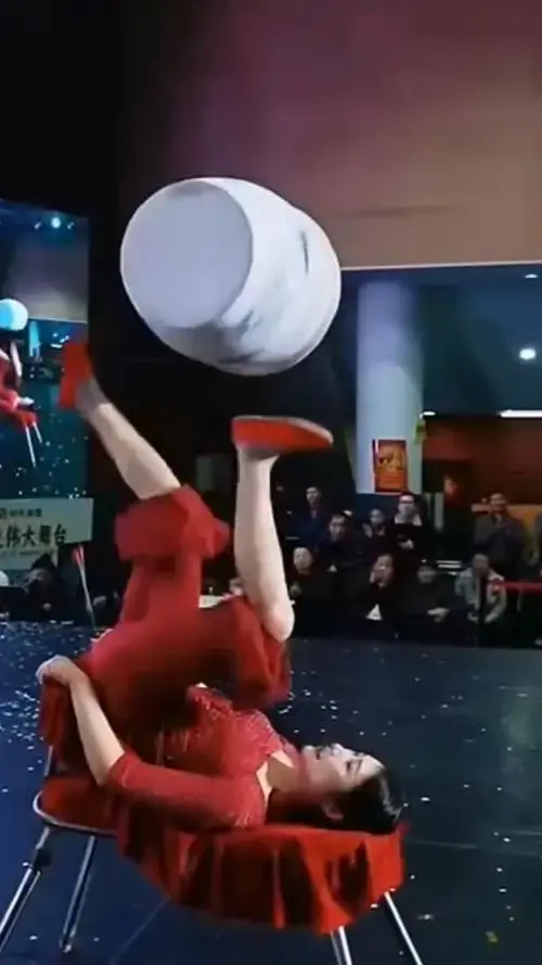 舞者空中高难度动作惊艳全场!