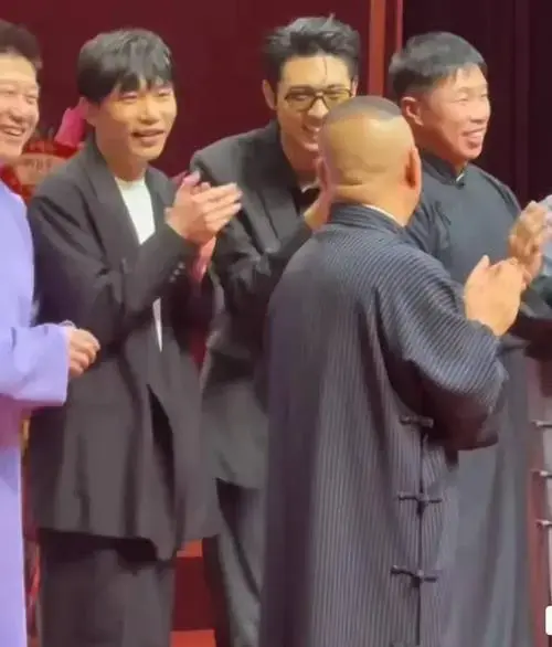 德云社的台前幕后对秦霄贤的支持,展现出了这个相声团体的独特风格.
