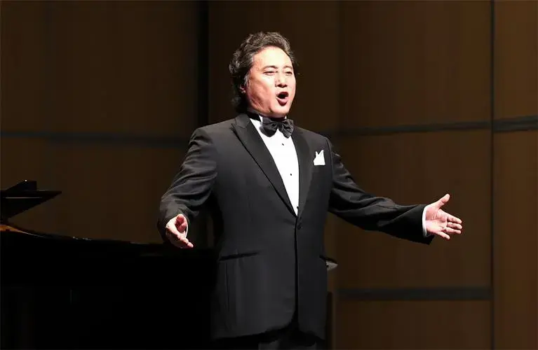 戴玉强作为中国著名男高音歌唱家,凭借其高亢激昂的歌声和情感丰富的