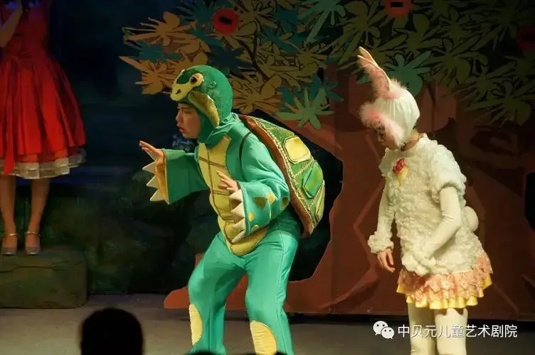 这是一部新颖别样的儿童剧~家长和小朋友登上舞台成了演员!