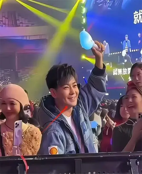 林志颖携儿子现身演唱会,任人拍照疤痕抢镜,儿子大眼睛像爸爸