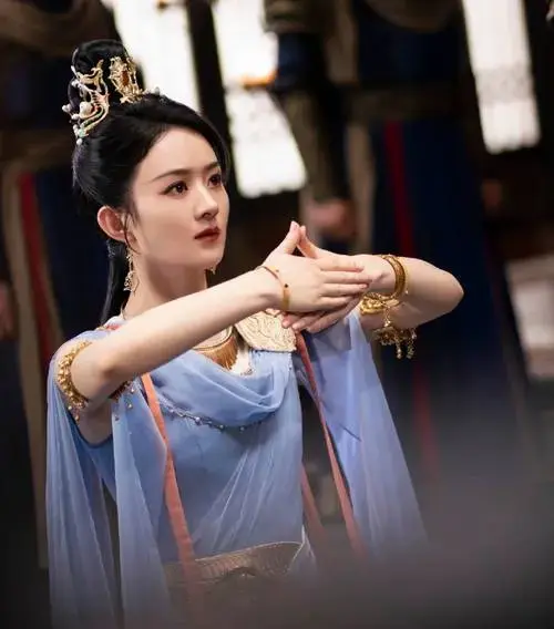 从清纯可爱到优雅大气,赵丽颖用演技与美丽征服观众
