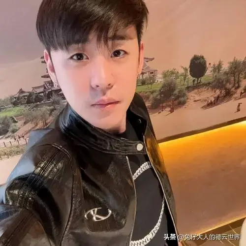 德云社张云雷沙漠拍摄, 定妆照曝光, 深夜发文引热议