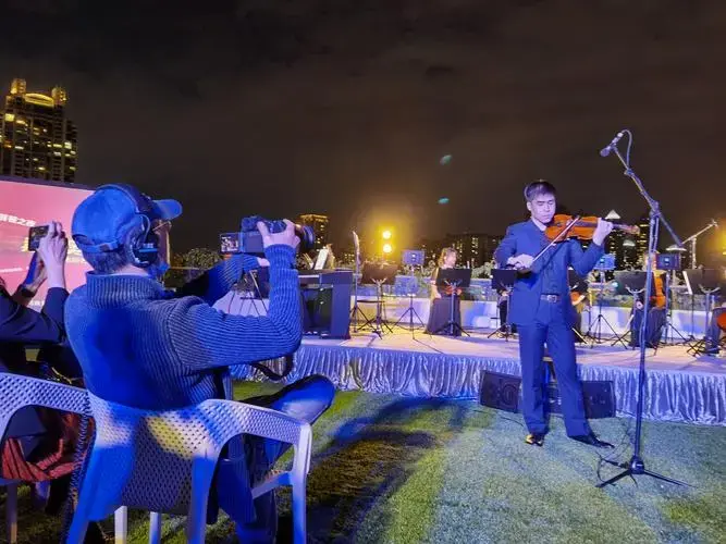 戴上耳机听音乐会!沉浸式