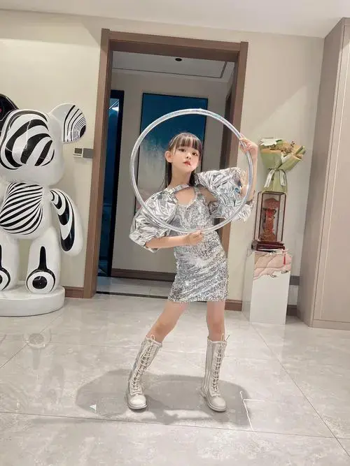 银色未来科技风儿童演出服,让舞台更闪耀