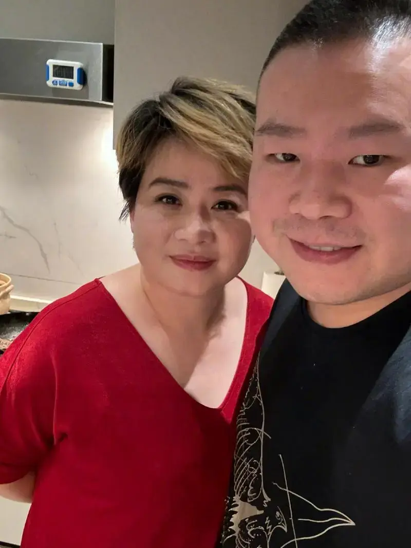 德云社岳云鹏的妻子郑敏深夜发文,晒出郭德纲后台卸妆照,引发网友热议