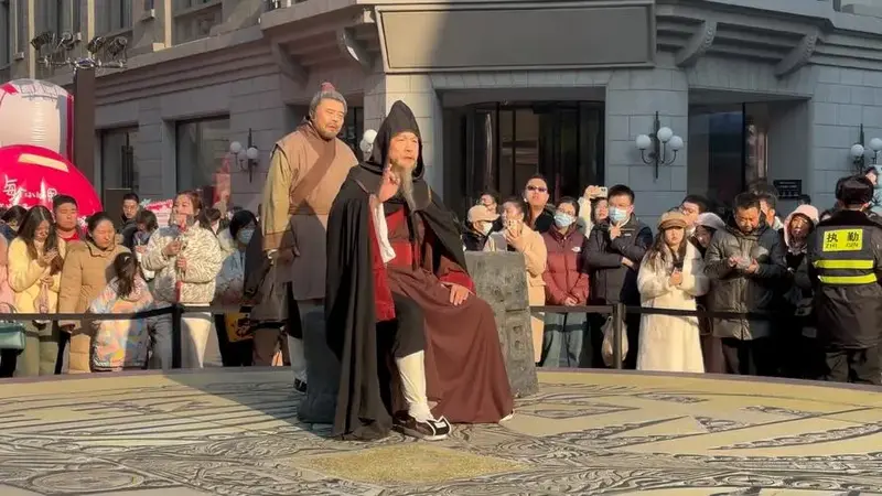 天津滨江道大铜钱沉浸式话剧《钗头凤》片段现场演出 词朗诵