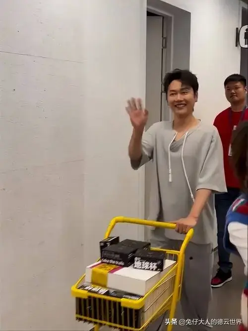 德云社孟鹤堂闲鱼扫楼,与粉丝现场互动,全员大合影照被晒