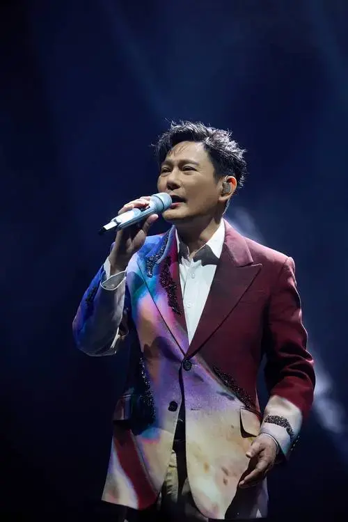 张信哲以一首经典金曲《爱如潮水》点燃了现场气氛,引发了全场万人大