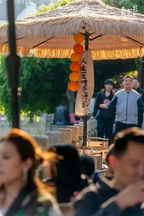 在青果剧场,精心编排的相声包袱不断,看得观众们捧腹大笑,直呼过瘾;在