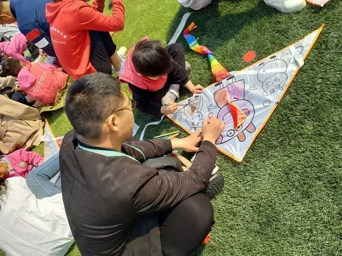 《画出梦想,放飞希望》 ——亿雅书院幼儿园亲子diy风筝节