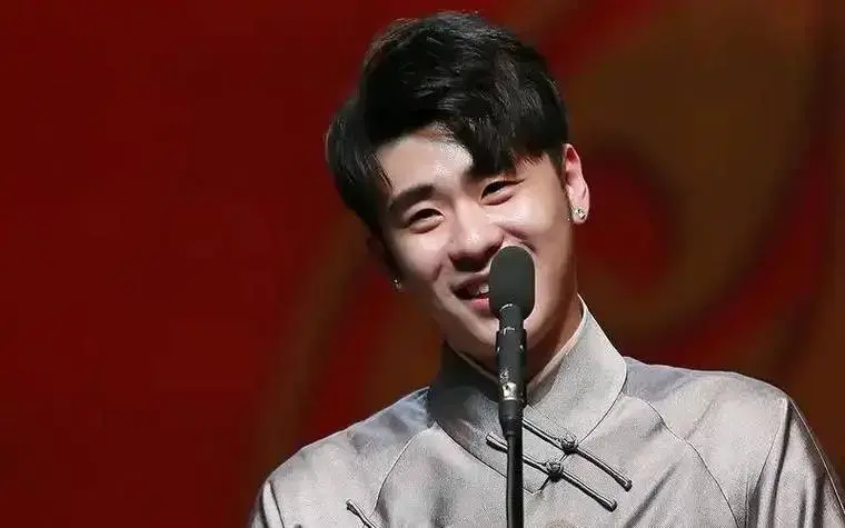 张云雷:结合德云社经典相声的魅力,为演唱会注入了新鲜的元素.