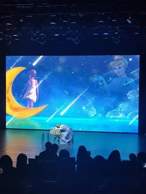 陪着儿子女儿来看话剧《灰姑娘》