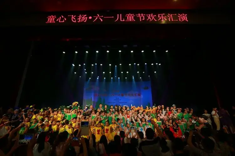 上演了木偶剧,儿童剧,舞台剧,童话剧等儿童剧目.组织引导