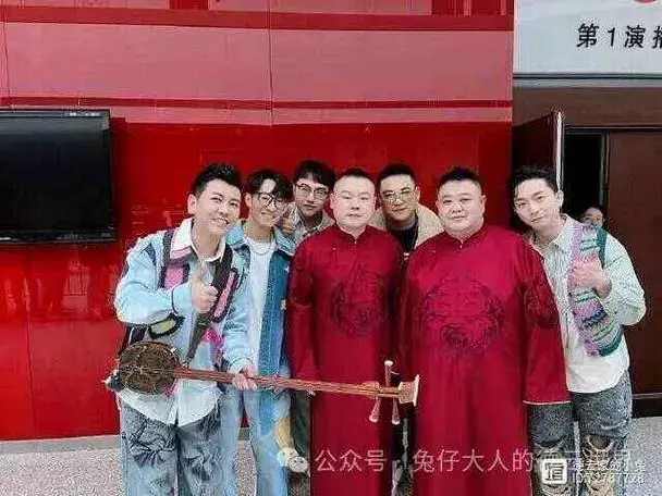 谁能穿刺绣大褂岳云鹏参加德云社相声春晚录制穿刺绣大褂登台地位一目