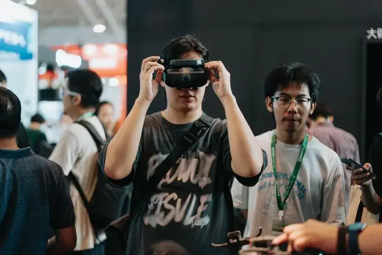 birtv2024#展会第三天,参展者沉浸式体验 dji pro 系列产品.