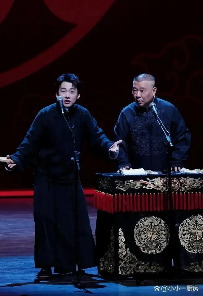 郭德纲与郭麒麟的父子情深 在德云社2024跨年专场演出上,郭麒麟惊喜