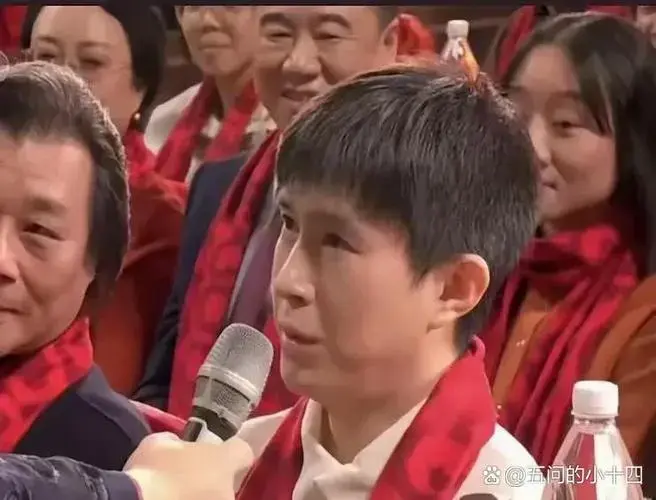 相声演员和观众互动,抖个包袱,整点活儿,原也正常.