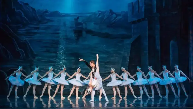 俄罗斯国家古典芭蕾舞团呈现绝美《天鹅湖》_演出_奥杰塔_王子