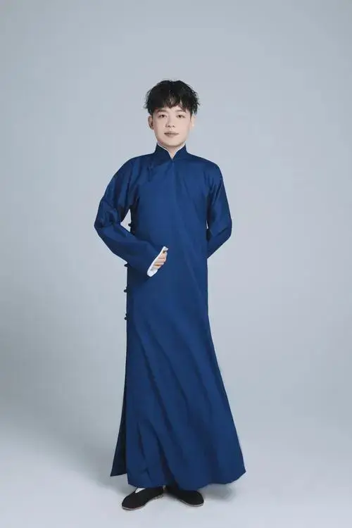 山东人,德云社九字科相声演员.2015年拜师,代表作品《芳言芳语》.
