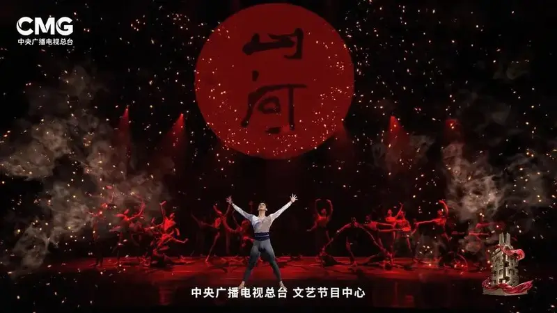 要闻一>正文△中国国家话剧院演员刘威在《从延安出发》舞台上讲述