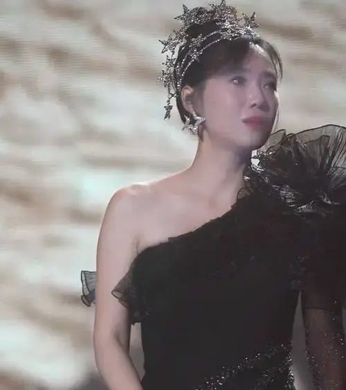 永远是刀郎的徒弟!云朵演唱会泪洒舞台,跪谢感恩