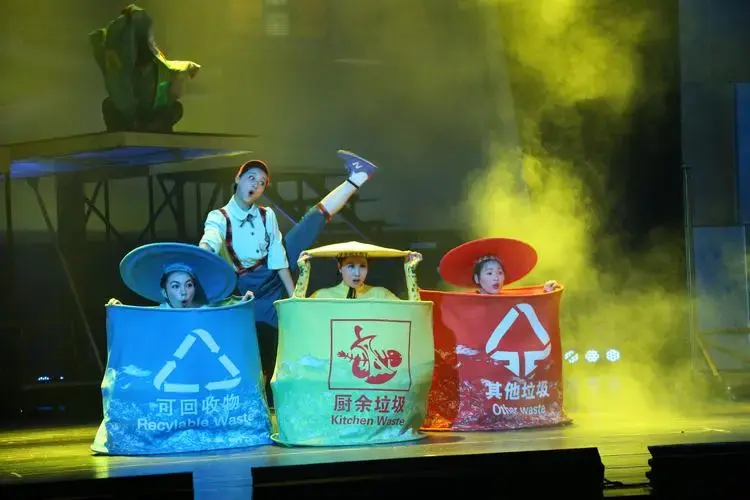 木偶剧垃圾大战周末上演多种偶型艺术传达环保理念
