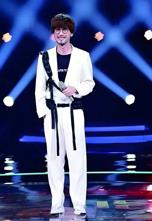 周传雄哈尔滨演唱会一票难求,接地气打招呼:你们可以叫我刚子哥