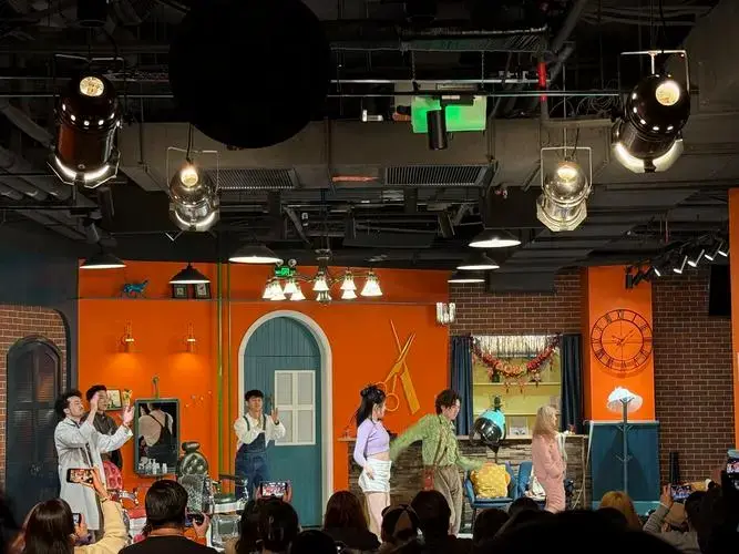 很不错的一部话剧 互动性很强 演员很帅