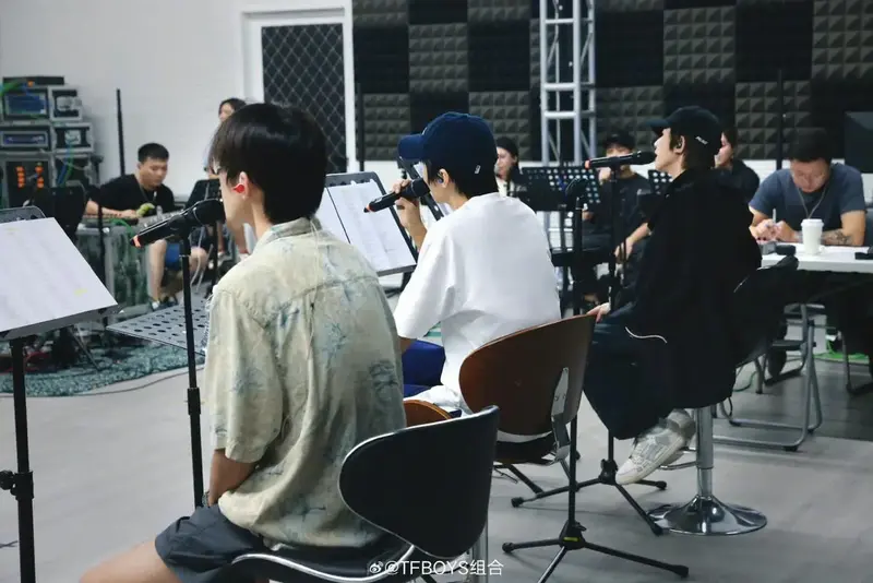 tfboys十周年演唱会合体排练照来啦!