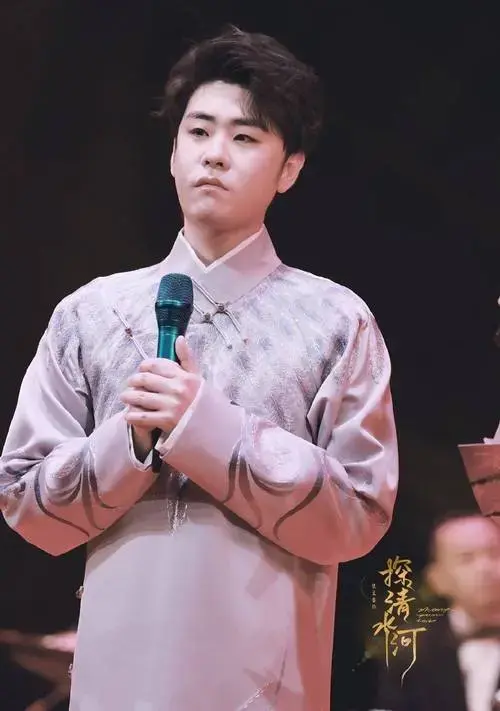 德云社张云雷登台谭晶演唱会,后台合影照被晒,二人合唱燃爆全场