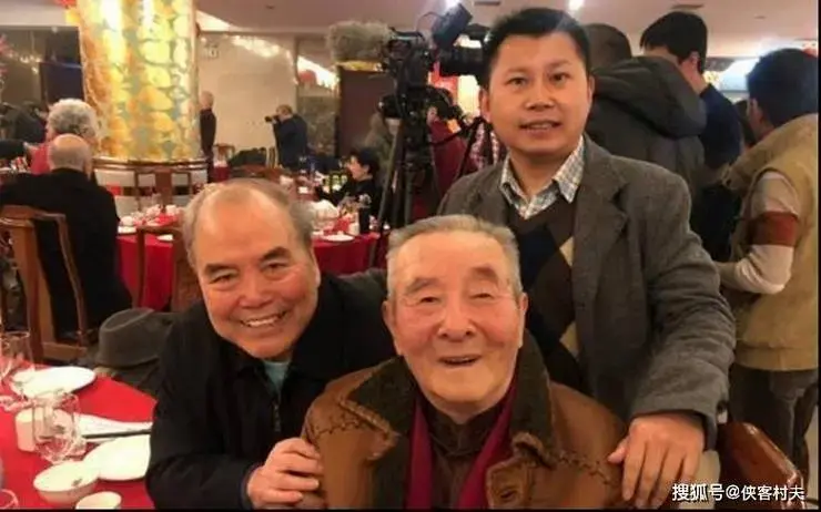 他们之间的默契配合,被誉为相声界的合作典范,黄金搭档.