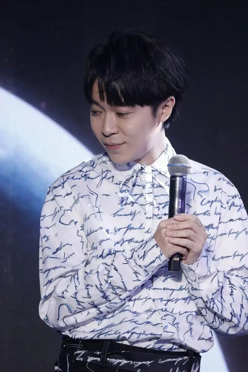 3月25日,吴青峰在演唱会上的一幕引发了广泛关注.